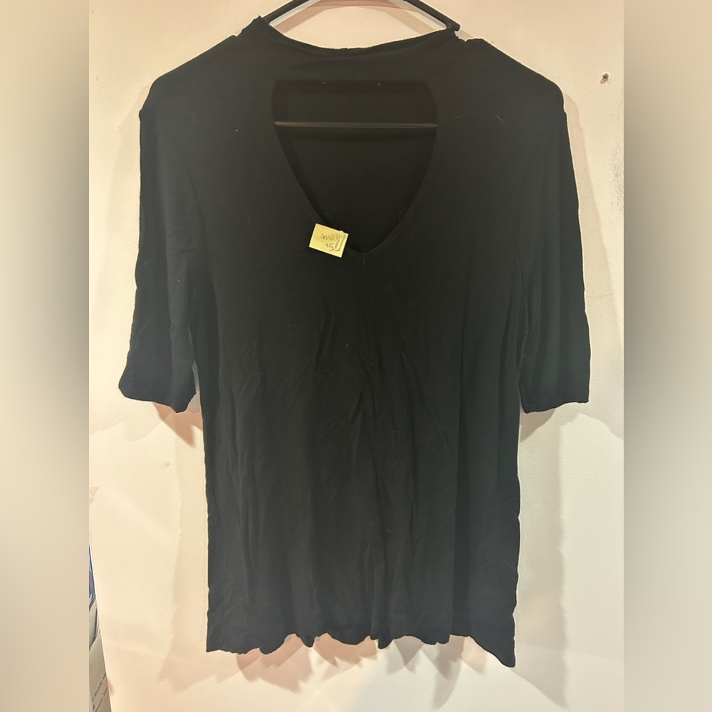 Black shirt, short sleeve